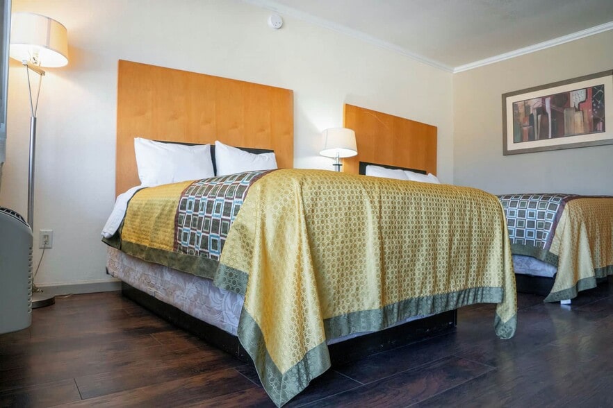 More Photos Of 201 Continental Dr, Junction City Hotel For Sale