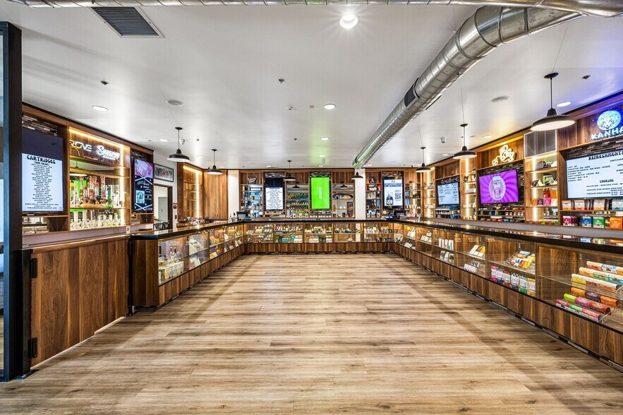 More Photos Of 560 S Williams Rd, Palm Springs Showroom For Sale