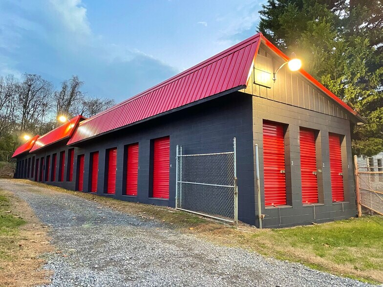 More Photos Of 1716 Royal Dr, Maryville Self Storage For Sale