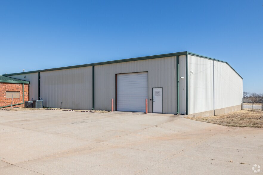 More Photos Of 602 S Main St, Newcastle Warehouse For Lease