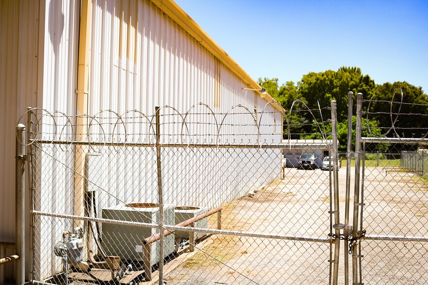 More Photos Of 910 W Palestine Ave, Palestine Auto Dealership For Sale