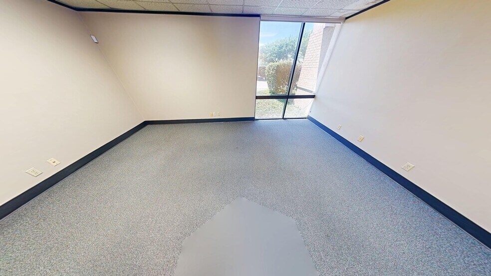 More Photos Of 9776 Whithorn Dr, Houston Showroom For Lease