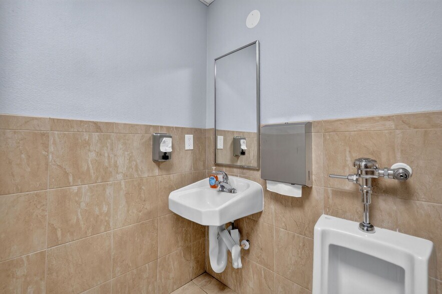 More Photos Of 3319 13th St, Saint Cloud Warehouse For Sale