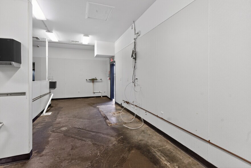 More Photos Of 2795 SW Wilshire Blvd, Burleson Flex For Lease