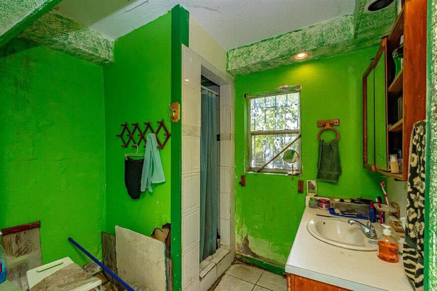 More Photos Of 1801 San Bernardo Ave, Laredo General Retail For Sale