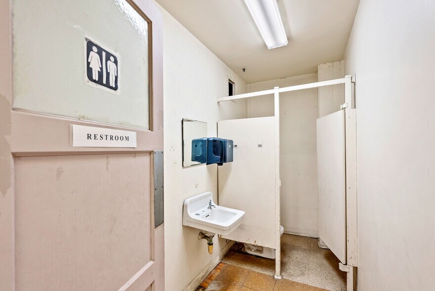 More Photos Of 1701 W Woodlawn Ave, San Antonio Religious Facility For Sale