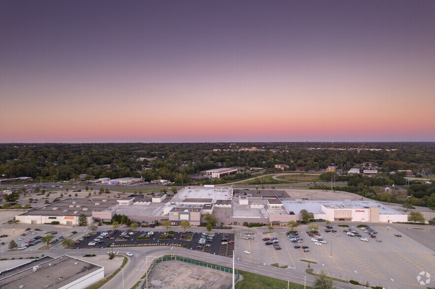 More Photos Of 2200 W War Memorial Dr, Peoria Department Store For Lease