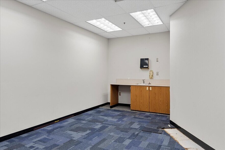 More Photos Of 920 E North Grand Ave, Springfield Freestanding For Lease