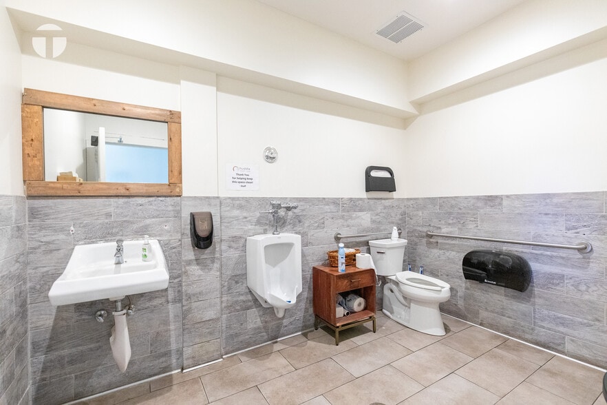 More Photos Of 110 N San Joaquin St, Stockton Office For Sale