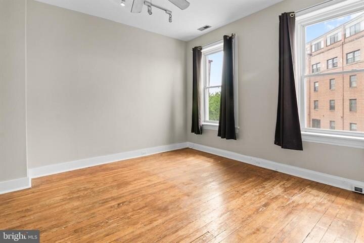 More Photos Of 2112 Fleet St, Baltimore Bar For Sale