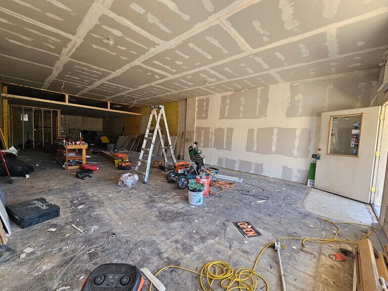 More Photos Of 512 W Gurley St, Prescott General Retail For Lease