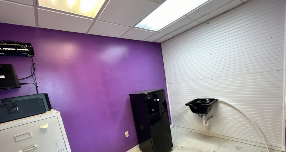 More Photos Of 6103 Tippin Ave, Pensacola General Retail For Lease