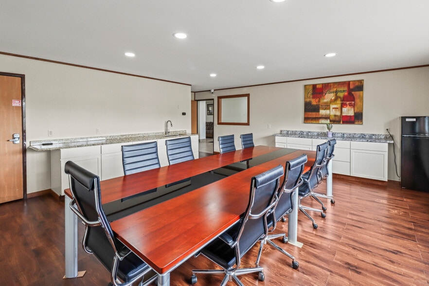 More Photos Of 726 S Lake Ave, Phillips Hotel For Sale