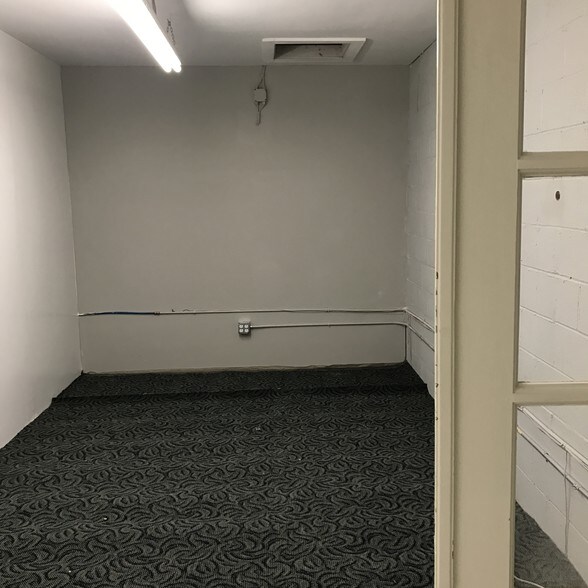 More Photos Of 130 Lenox Ave, Stamford Warehouse For Sale