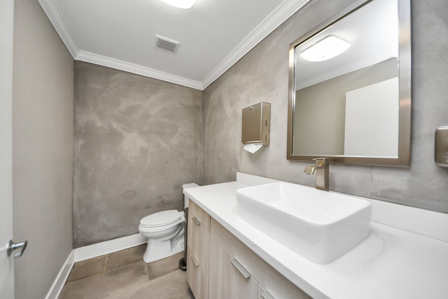 More Photos Of 4123 Highway 90, Brookshire Office For Sale