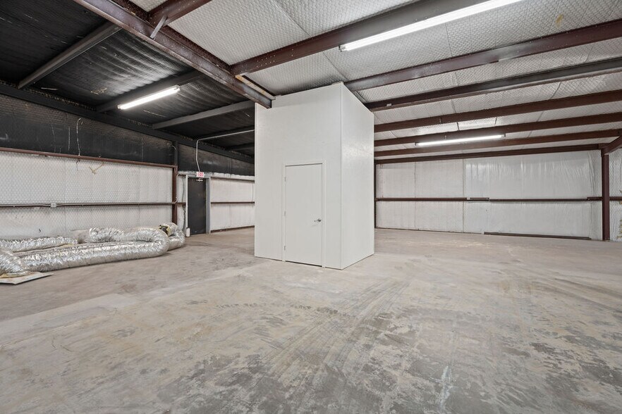 More Photos Of 2769 N Frankford Ave, Lubbock Warehouse For Sale