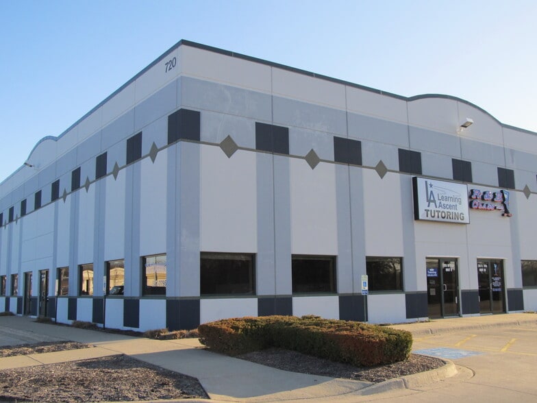 More Photos Of 720 N 17th St, St Charles Flex For Lease