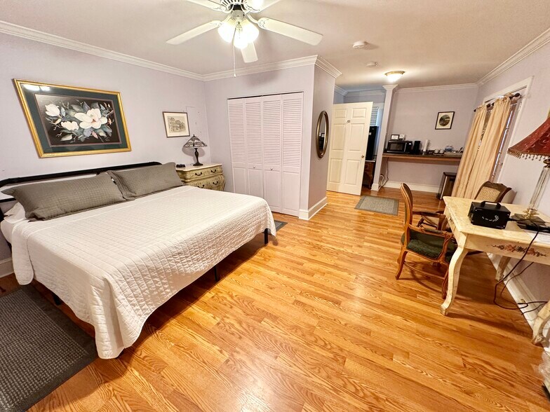 More Photos Of 615 College St, Clinton Hotel For Sale