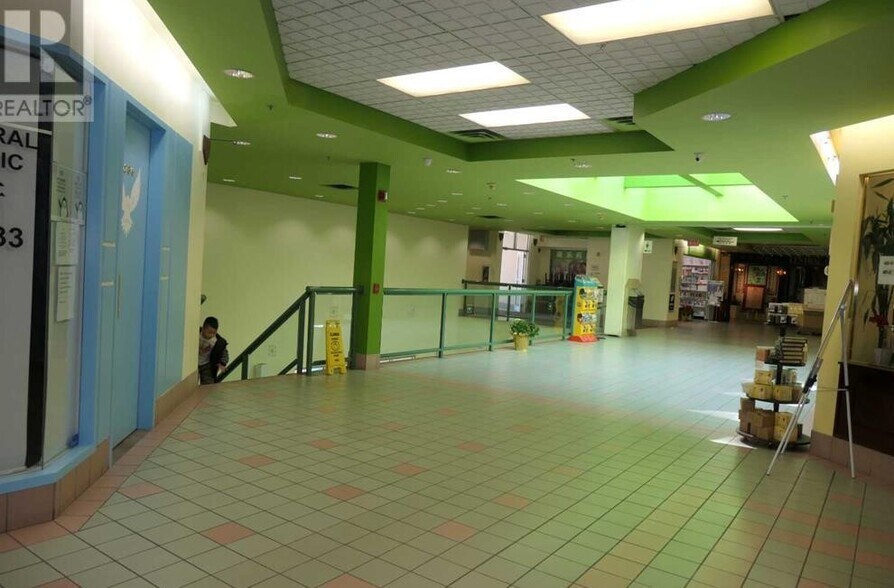 More Photos Of 1623 Centre St NW, Calgary Supermarket For Sale