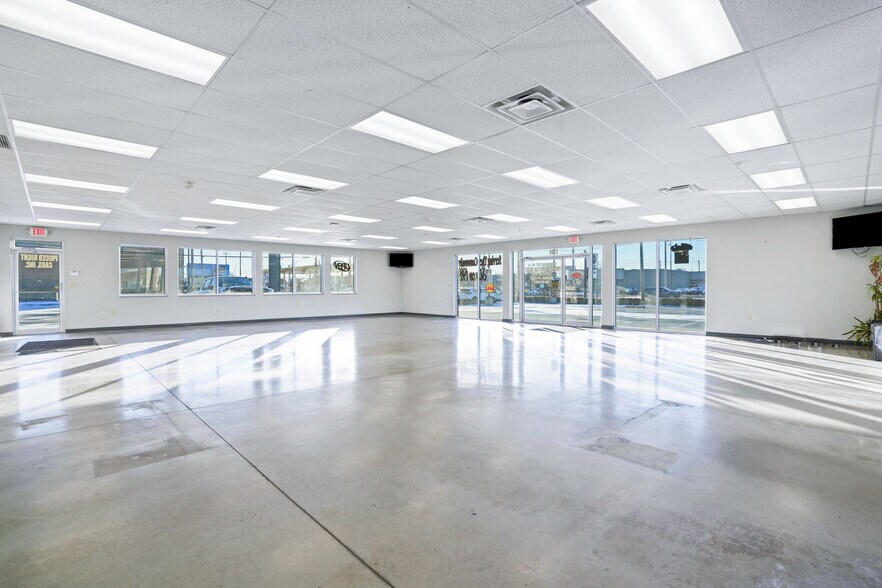 More Photos Of 2380 Morse Rd, Columbus Freestanding For Sale