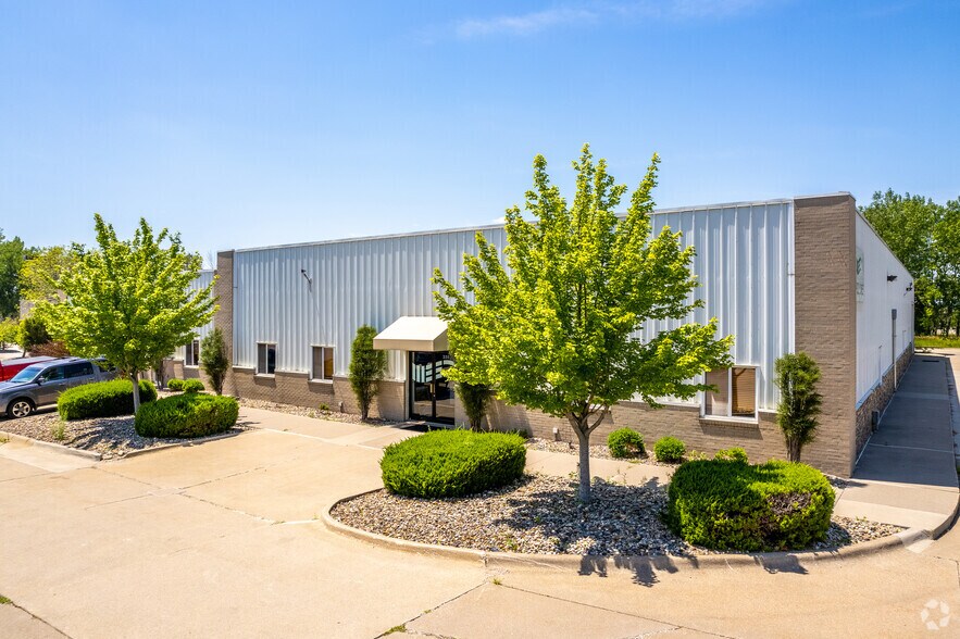 More Photos Of 335 SE Oralabor Rd, Ankeny Office For Sale