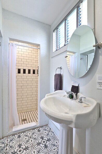 More Photos Of 2710 S Commercial Ave, Coleman Hotel For Sale