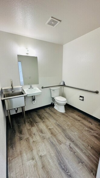 More Photos Of 2615 SE 39th Loop, Hillsboro Warehouse For Lease