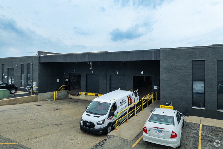 More Photos Of 7801-7855 Gross Point Rd, Skokie Light Manufacturing For Lease