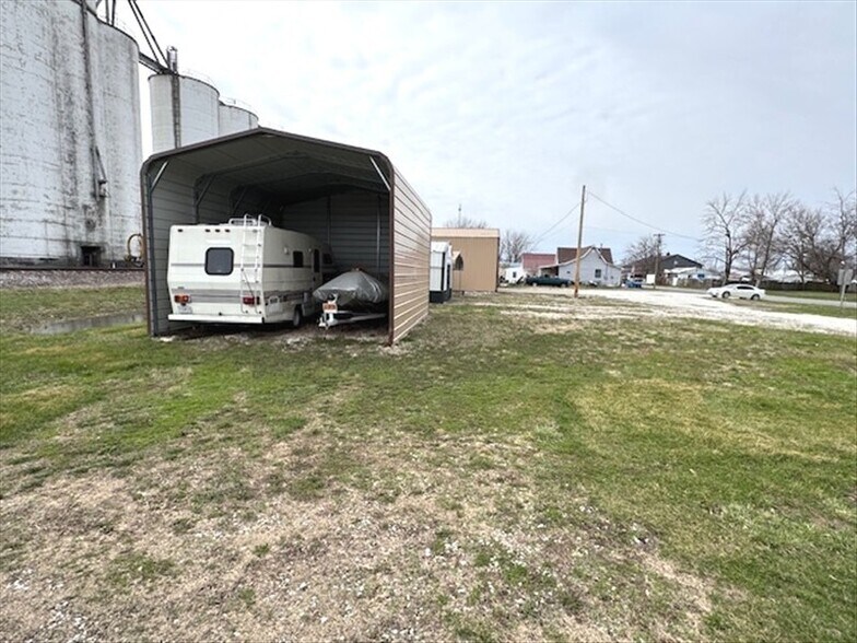More Photos Of 315 E Maple St, Shelbina Industrial For Sale