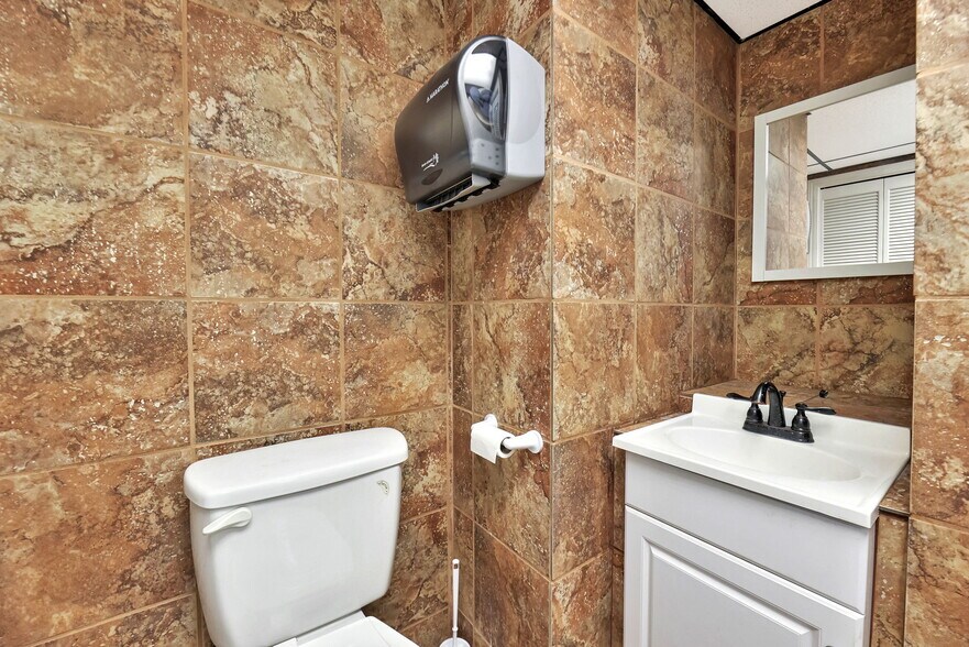 More Photos Of 11209 W Kellogg, Wichita Auto Dealership For Sale