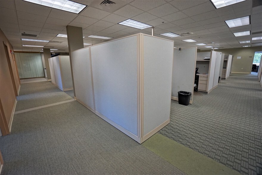 More Photos Of 6 Trafalgar Sq, Nashua Office For Lease