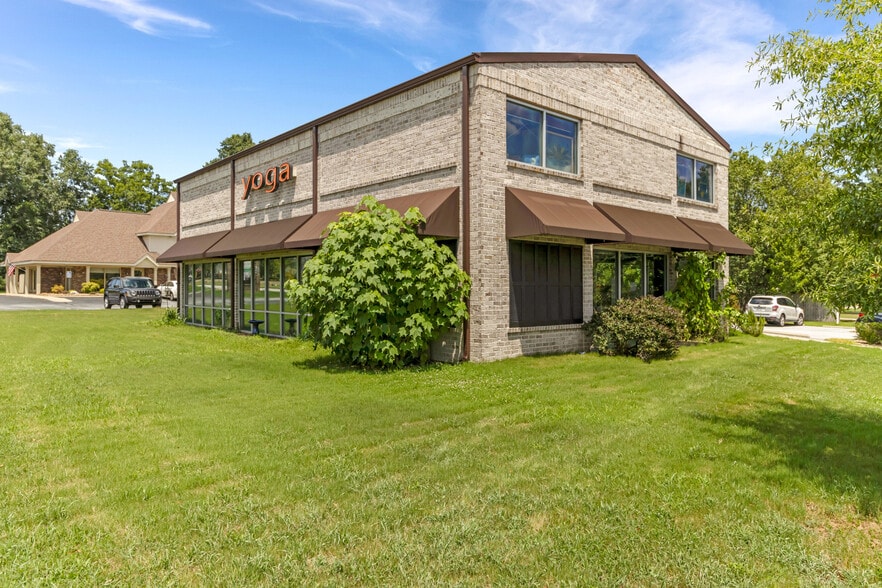 More Photos Of 414 W Fernwood Dr, Simpsonville General Retail For Sale