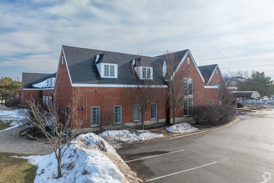 More Photos Of 1515 Busch Pky, Buffalo Grove Veterinarian Kennel For Sale