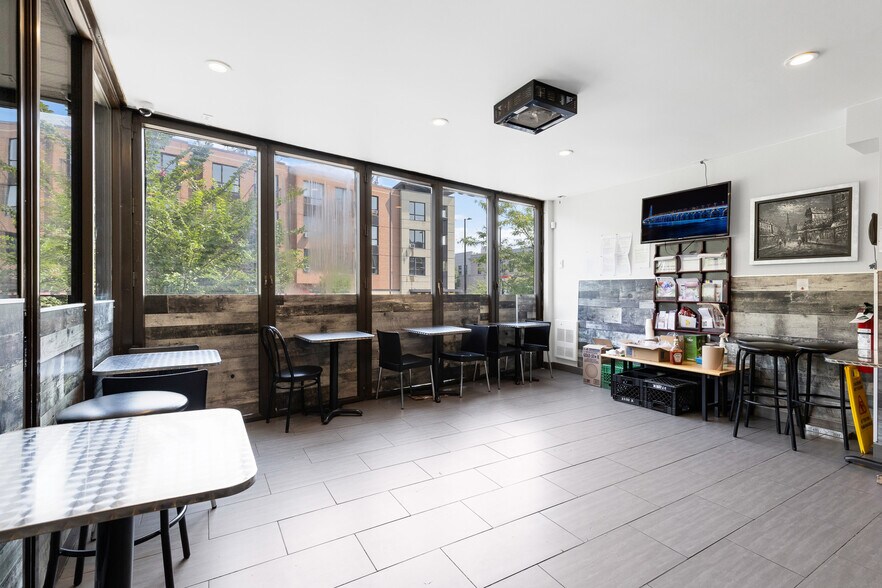 More Photos Of 5220 Av Du Parc, Montréal Office For Sale