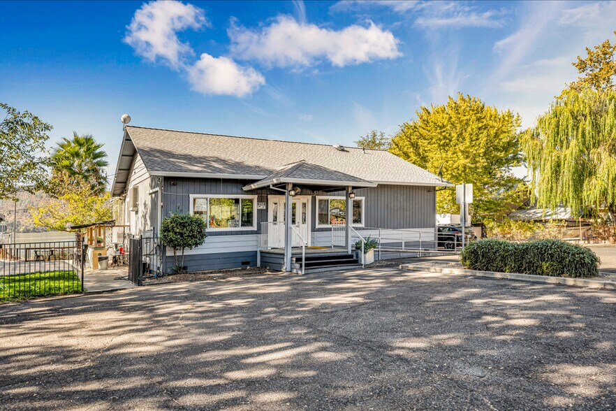 More Photos Of 14625 Lakeshore Dr, Clearlake Restaurant For Sale