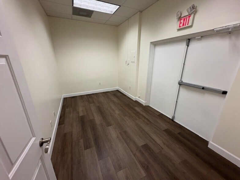 More Photos Of 9015 Americana Rd, Vero Beach Medical For Sale