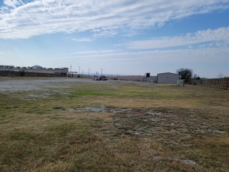 More Photos Of 8209 S US Highway 287, Rhome Land For Lease