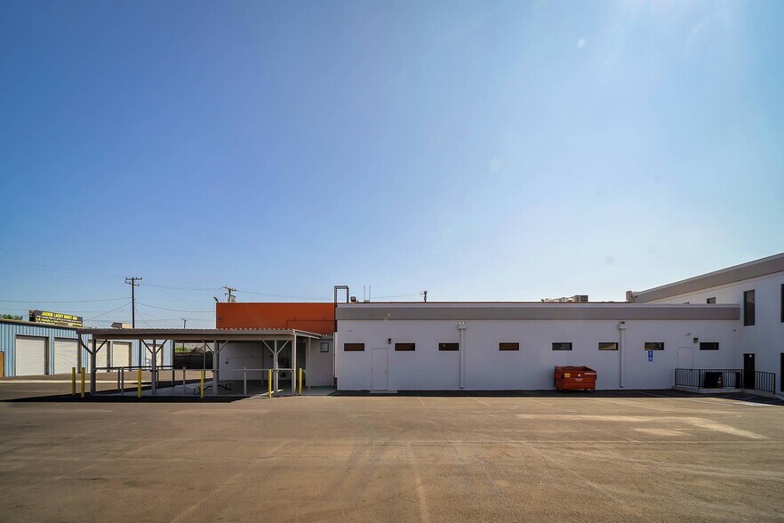 More Photos Of 14208 Towne Ave, Los Angeles Showroom For Lease