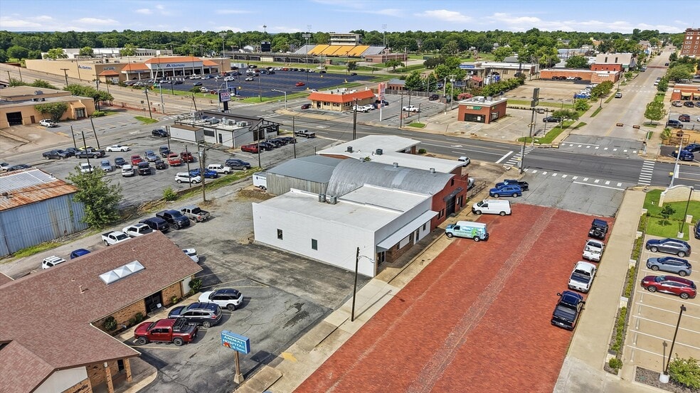 More Photos Of 118 W Chestnut St, Denison Office For Sale