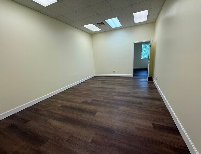 More Photos Of 104 La Costa Ln, Daytona Beach Office Residential For Lease