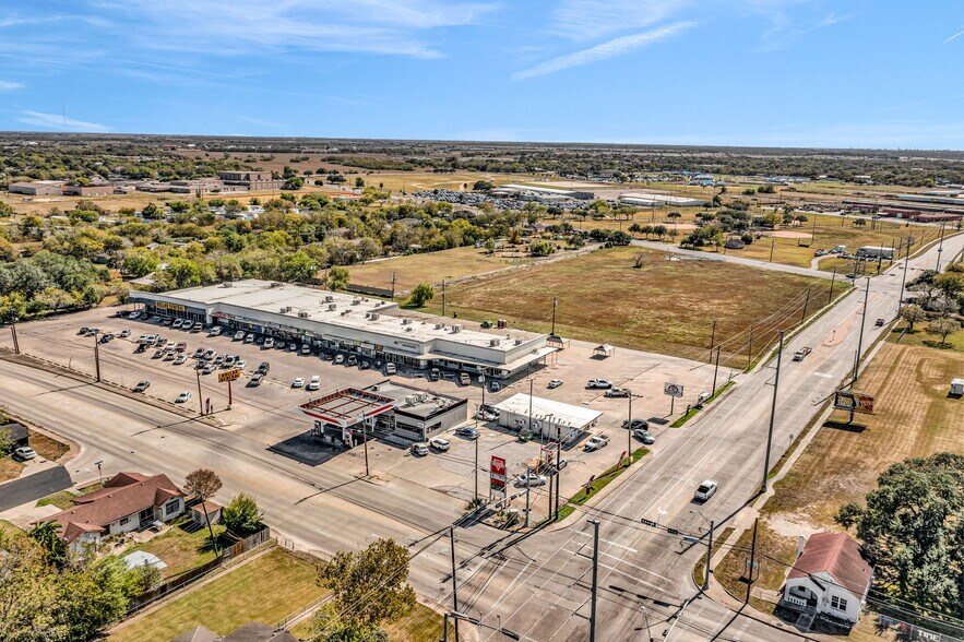 More Photos Of Lone Tree @ Lone Tree & Ben Jordon St., Victoria Unknown For Lease