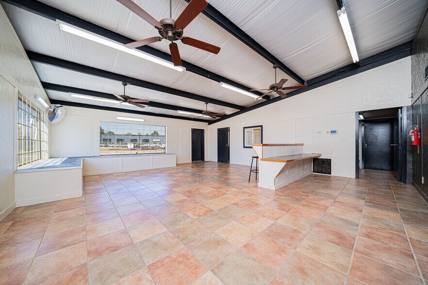 More Photos Of 118 Industrial Blvd, Kilgore Flex For Lease