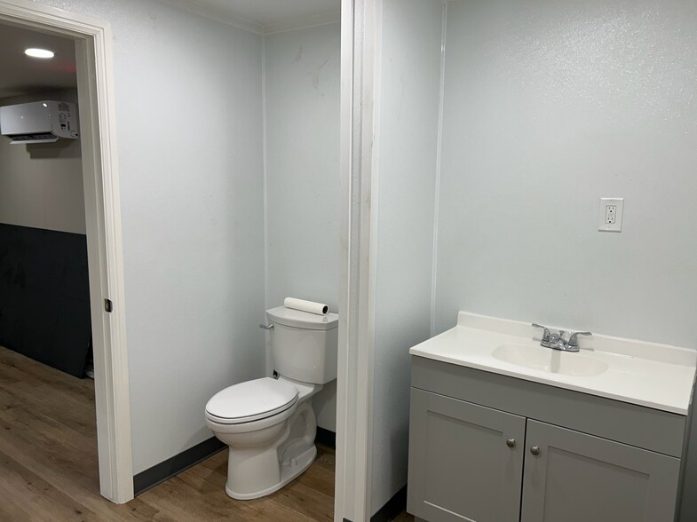 More Photos Of 718 E Hundley Dr, Lake Dallas Service For Lease