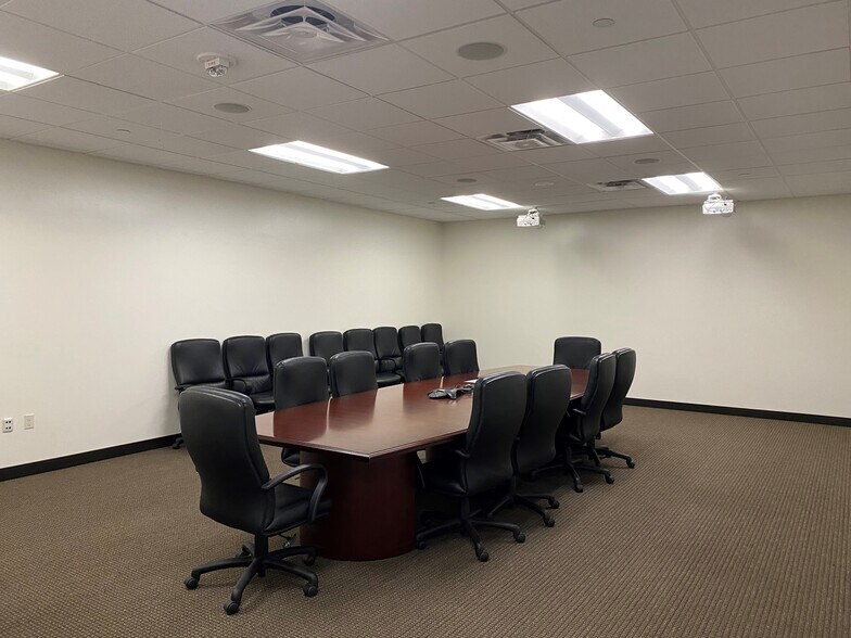 More Photos Of 202 S Cheyenne Ave, Tulsa Office For Lease