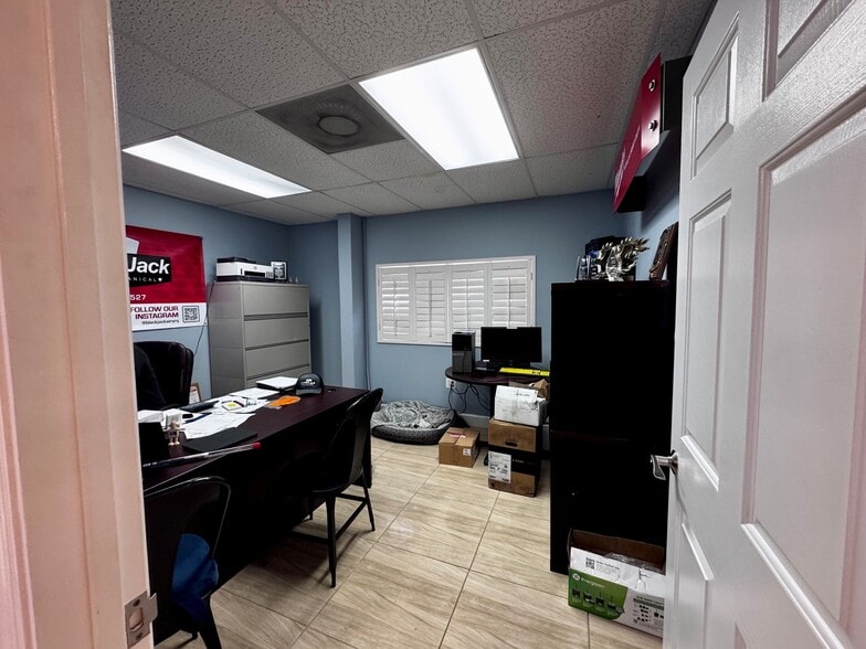 More Photos Of 1550-1582 Global Ct, Sarasota Light Manufacturing For Sale