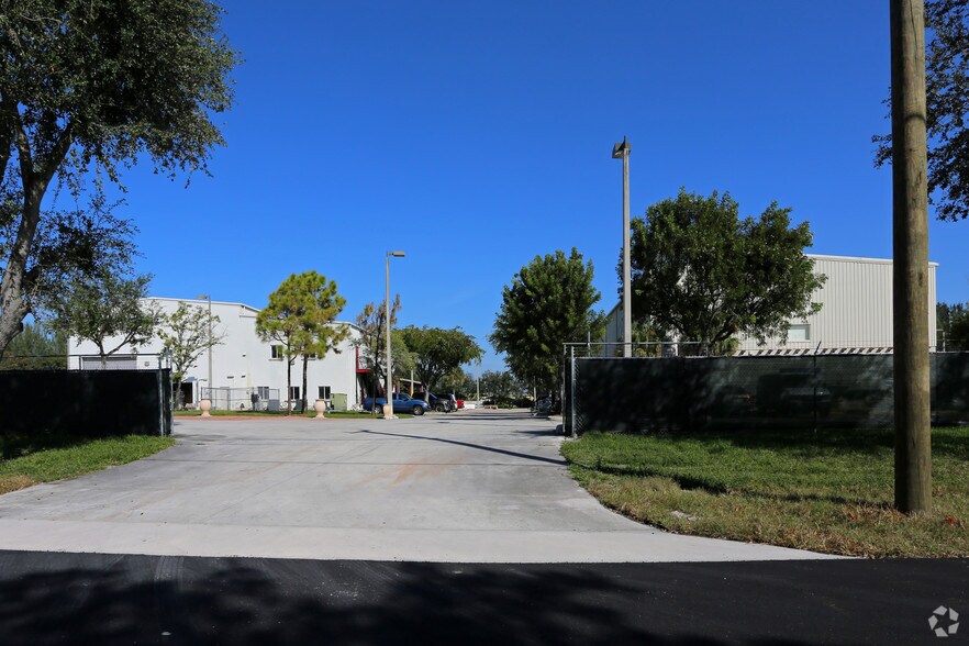 More Photos Of 101 Benoist Farms Rd, West Palm Beach Warehouse For Lease