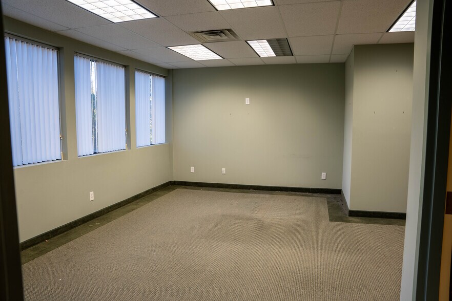 More Photos Of 441 New Karner Rd, Albany Office For Lease