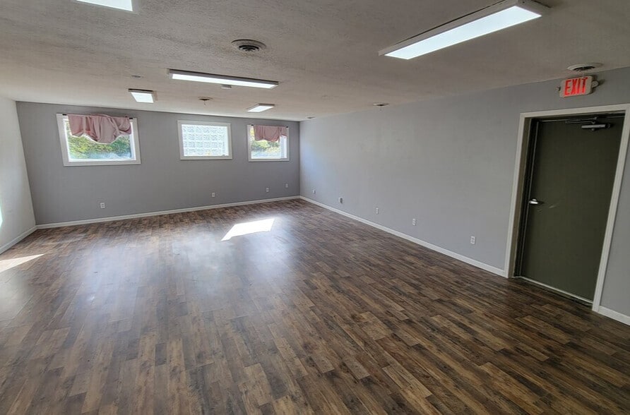 More Photos Of 4646-4660 E Lake Rd, Sheffield Lake Unknown For Lease