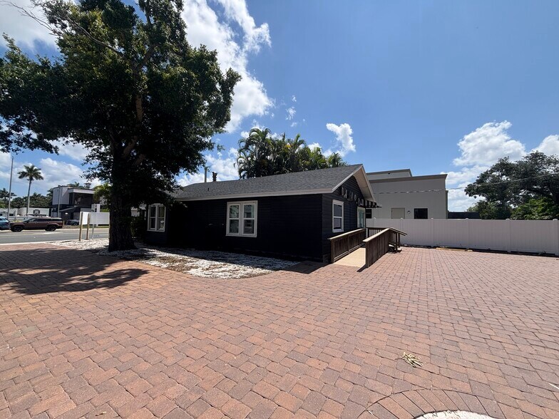 More Photos Of 2419 Manatee Ave, Bradenton Freestanding For Sale