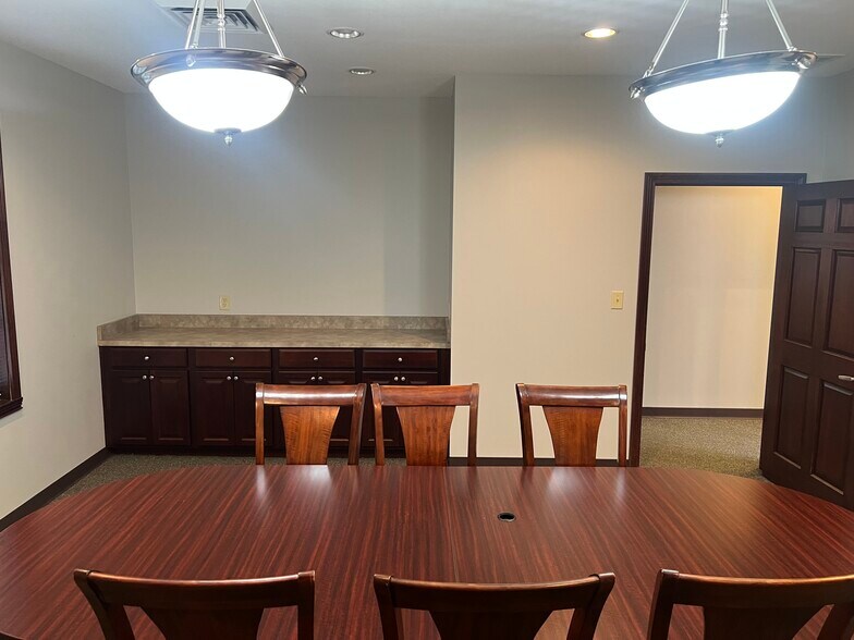 More Photos Of 1620 W Oak St, Zionsville Office For Lease